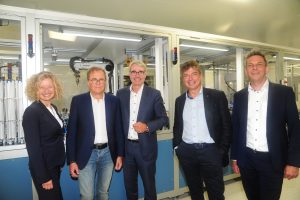 FDP-Bundestagsabgeordnete informieren sich in Ispringen über wirtschaftliche Lage des ältesten Dentalherstellers der Welt